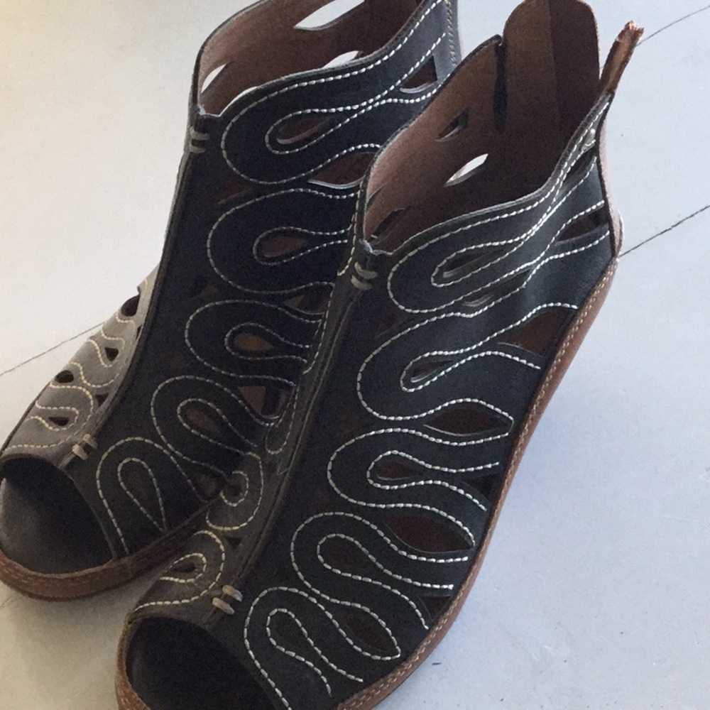 Pikolinos open toe bootie